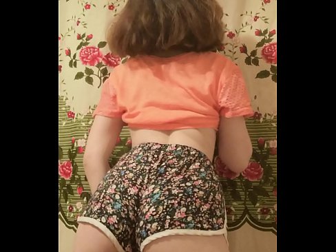 ❤️ Dhallaan yar oo sexy ah oo iska siibaysa surwaalka gaaban ee kamarada ❤❌ Galmo